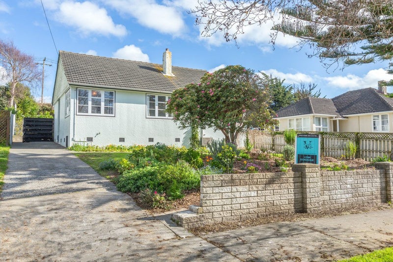 42 Mungavin Avenue, Ranui, Porirua - Carousel 1