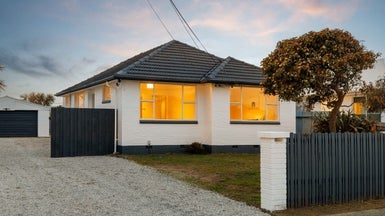 15 Lyndhurst Crescent, Aranui, Christchurch - Carousel 1