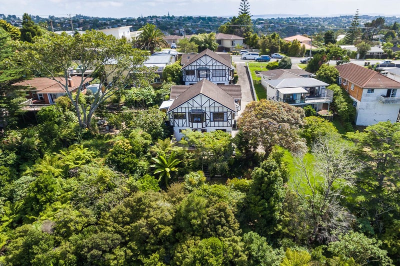 2/126 Carlisle Road, Browns Bay, Auckland - Carousel 1