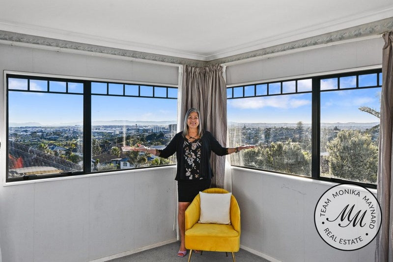 31 Ribbonwood Crescent, Goodwood Heights, Auckland - Carousel 1