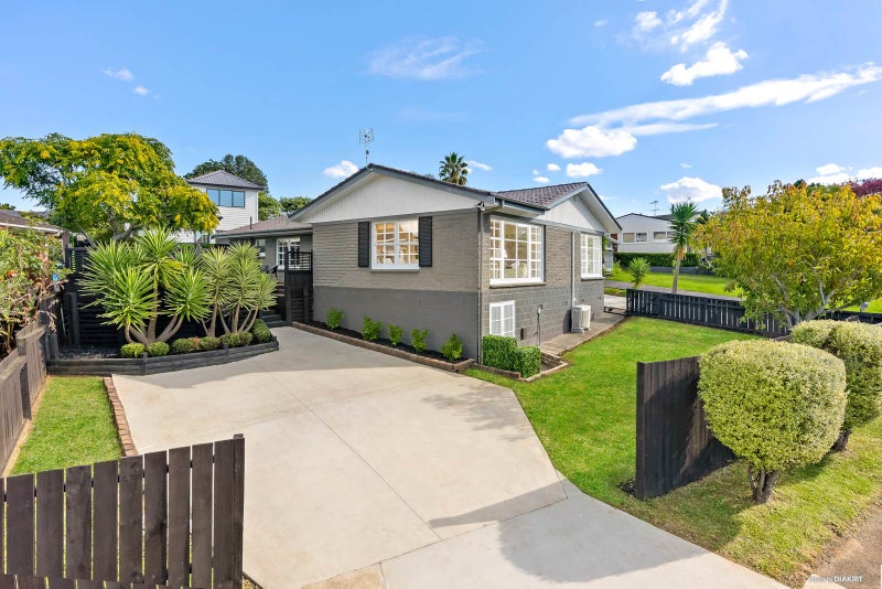 11 Borrowdace Avenue, Botany Downs, Auckland - Carousel 1