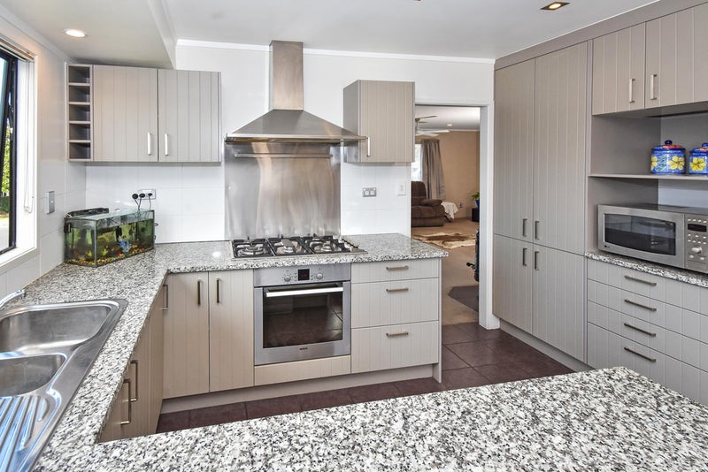 2 Jessika Place, Conifer Grove, Takanini - Carousel 2