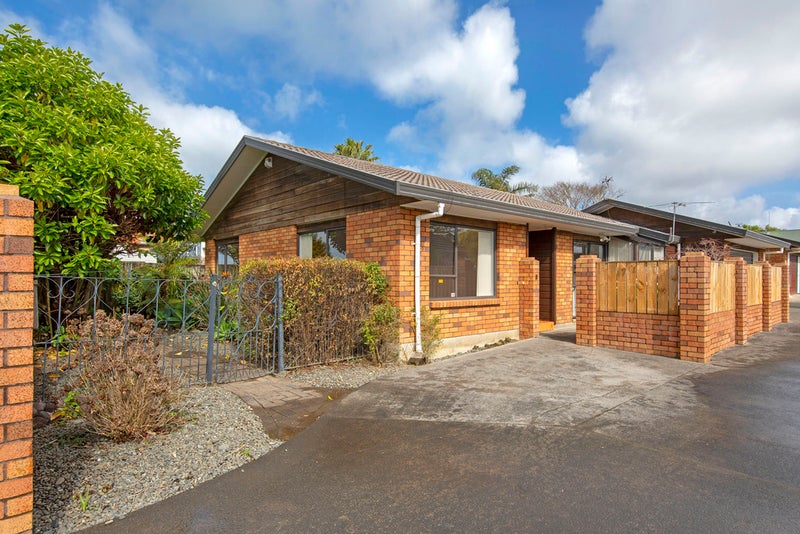 7 Harrybrook Road, Green Bay, Auckland - Carousel 1