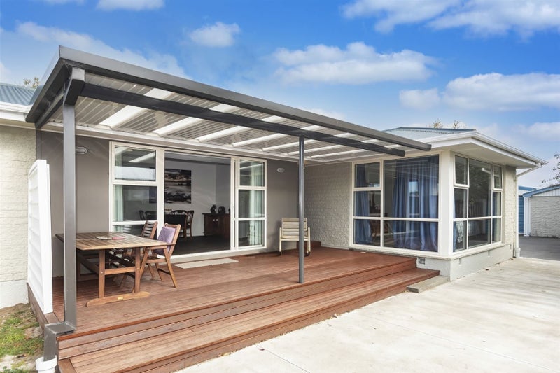 15 Frensham Crescent, Woolston, Christchurch - Carousel 1