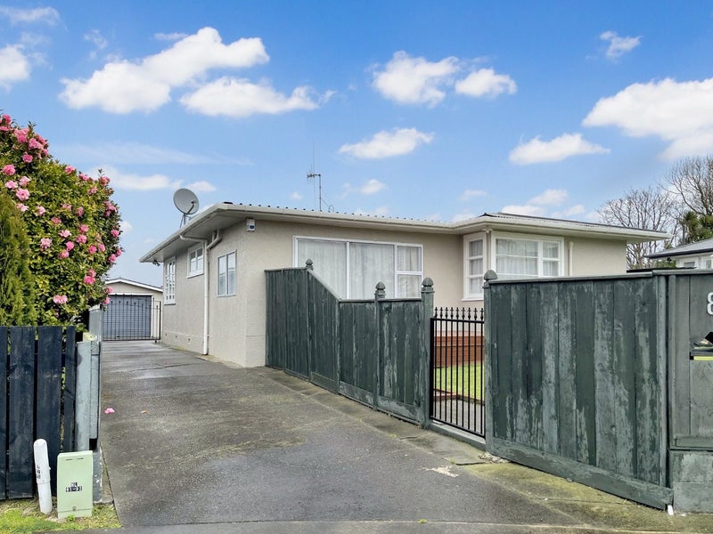 8 Woburn Place, Takaro, Palmerston North - Carousel 1