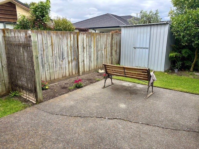 219 Frimley Oaks, Frimley, Hastings - Carousel 13