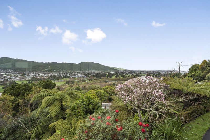 12 Sunshine Crescent, Kelson, Lower Hutt - Carousel 2