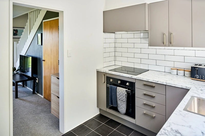 18A Cheltenham Terrace, Newlands, Wellington - Carousel 2