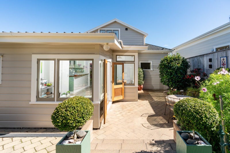 13 West Road, Northland, Wellington - Carousel 1