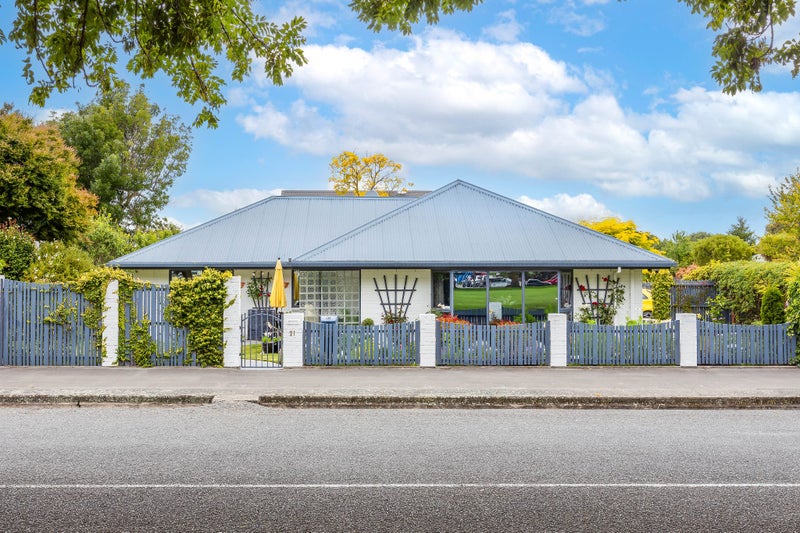 21 Mona Square, Ashburton, Ashburton - Carousel 1
