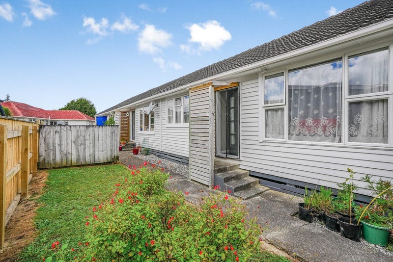 2/3 Huia Grove, Elderslea, Upper Hutt - Carousel 1