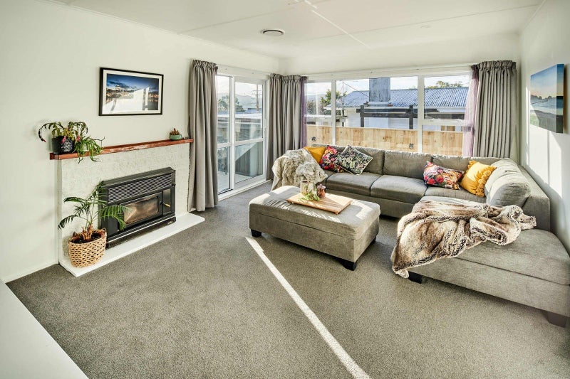 3 Catherine Crescent, Paparangi, Wellington - Carousel 2