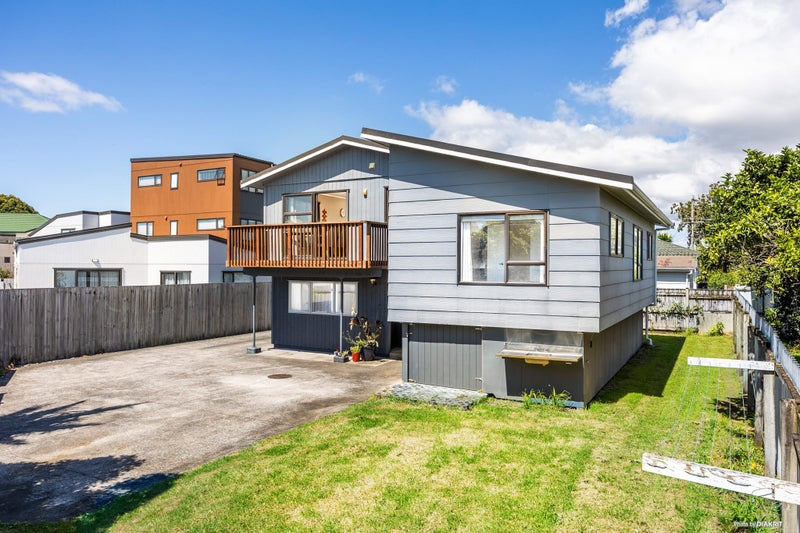 2/5 Abbotleigh Avenue, Te Atatu Peninsula, Auckland - Carousel 2