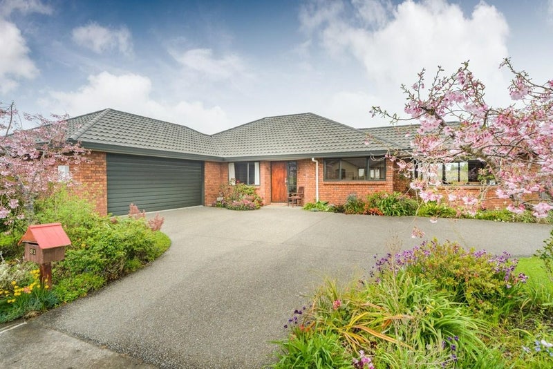 31 Johnstone Drive, Fitzherbert, Palmerston North - Carousel 1
