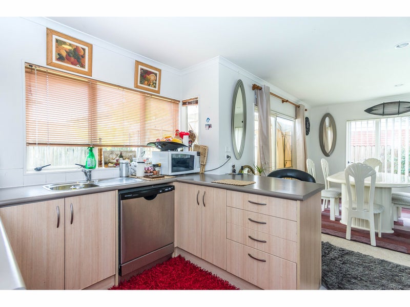 17 Brashier Circle, Sunnyvale, Auckland - Carousel 1