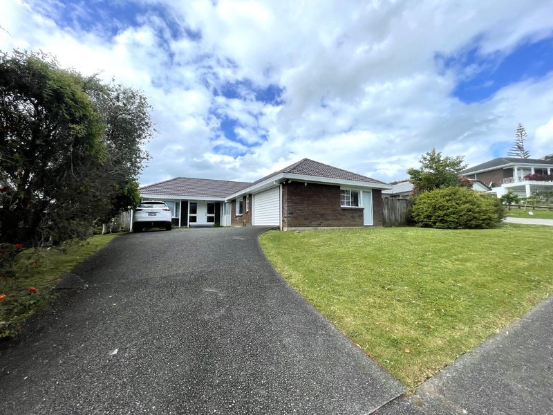6 Veagh Place, Highland Park, Auckland - Carousel 1