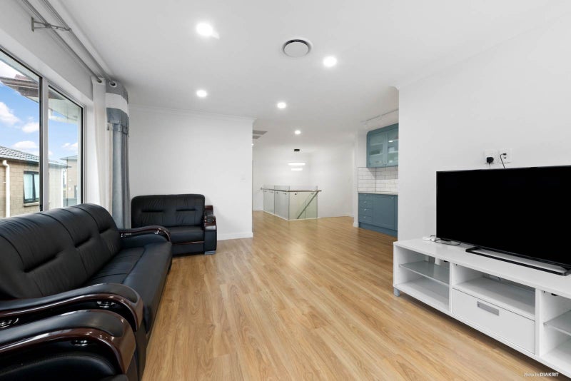 8 Demeter Street, Flat Bush, Auckland - Carousel 2