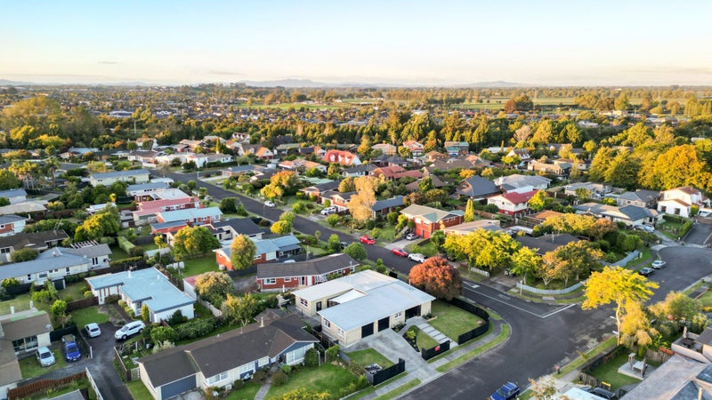 11 Hillary Street, Chedworth, Hamilton - Carousel 38