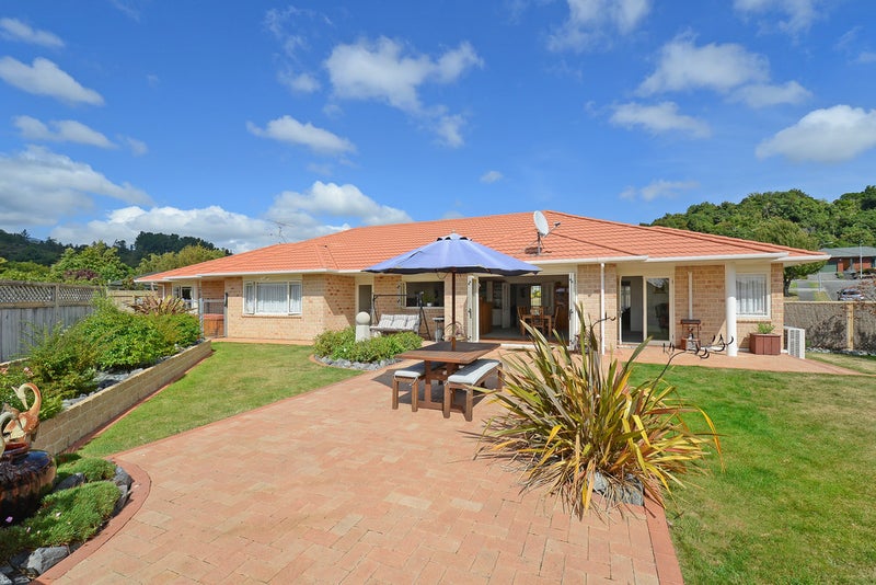 4 Carlow Grove, Birchville, Upper Hutt - Carousel 1