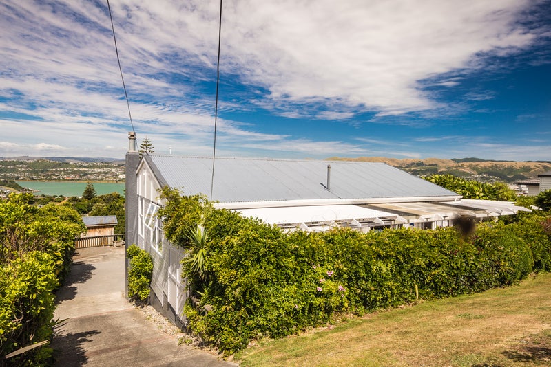16 Hiwi Crescent, Titahi Bay, Porirua - Carousel 2