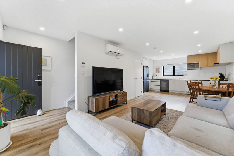 2/314 Royal Road, Massey, Auckland - Carousel 2