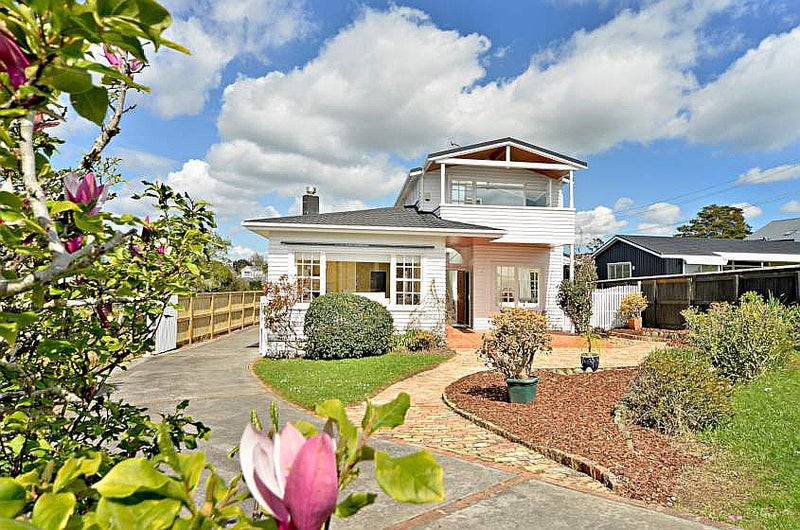 70 Marine Parade, Mellons Bay, Auckland - Carousel 1