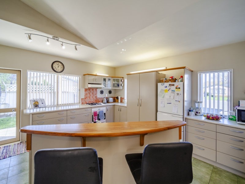 10 Amanda Place, Mayfair, Hastings - Carousel 2