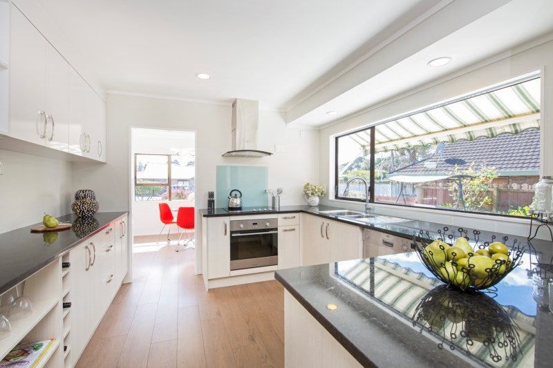 1/6 Mirabell Place, Golflands, Auckland - Carousel 2