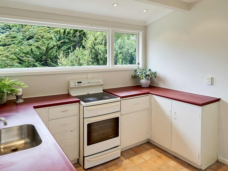 46 Grays Road, Plimmerton, Porirua - Carousel 2
