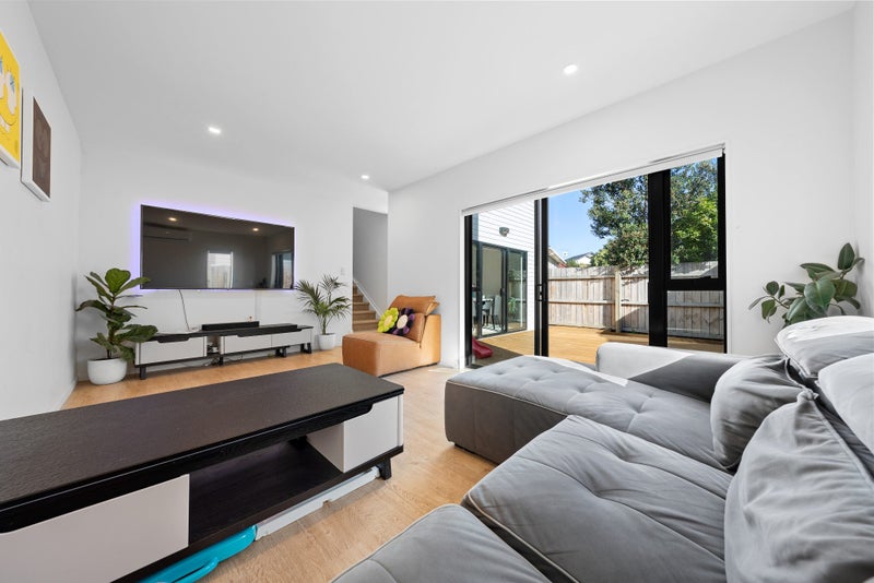 17 Korama Lane, New Lynn, Auckland - Carousel 2