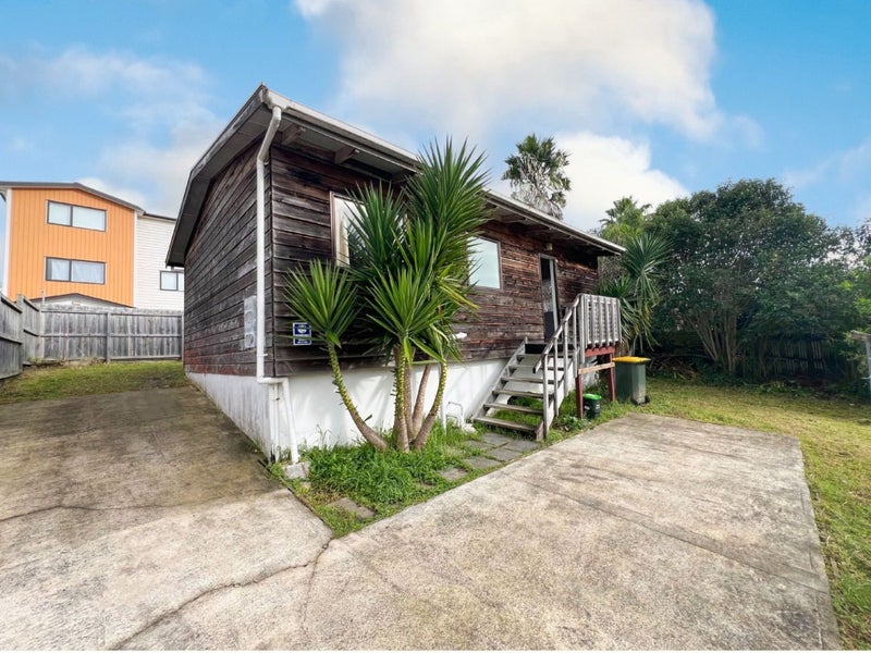 20 Thornlow Street, Glendene, Auckland - Carousel 2