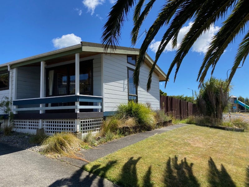 33 Bodmin Terrace, Camborne, Porirua - Carousel 1