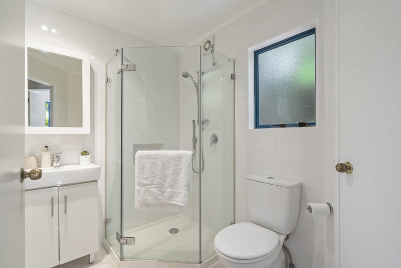 2 Beach Road, Northcote Point, Auckland - Carousel 13