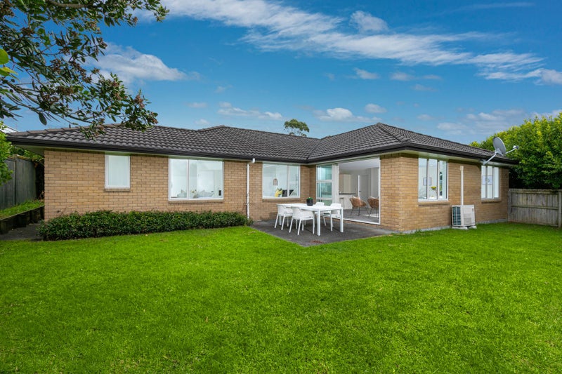 9 Bonny Crescent, Massey, Auckland - Carousel 1