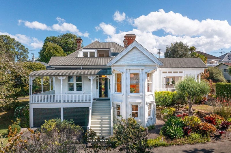 6 Glade Place, Birkenhead, Auckland - Carousel 1