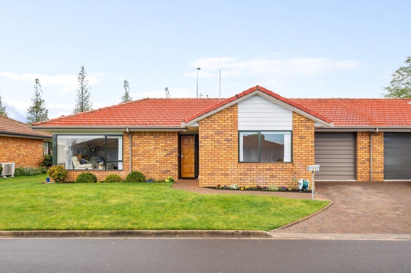 93 Grosvenor Gardens, Flagstaff, Hamilton - Carousel 1