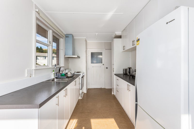 28 Durham Street, Cannons Creek, Porirua - Carousel 1