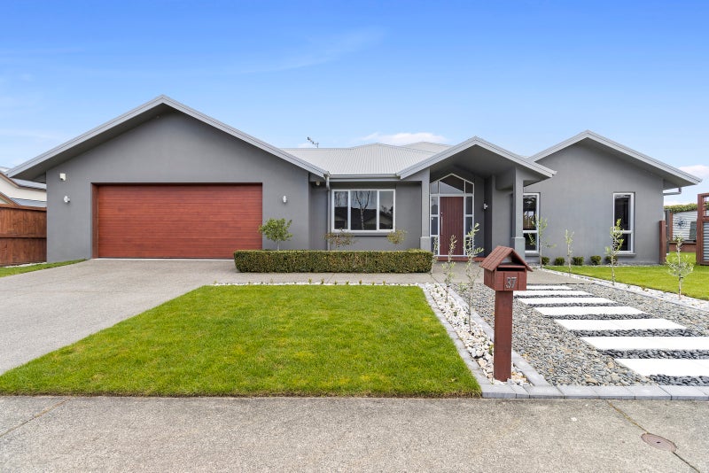 37 Barrington Drive, Huntington, Hamilton - Carousel 1