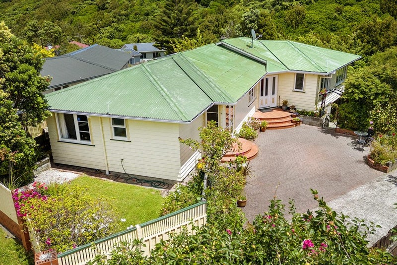 10 Holly Grove, Maungaraki, Lower Hutt - Carousel 1