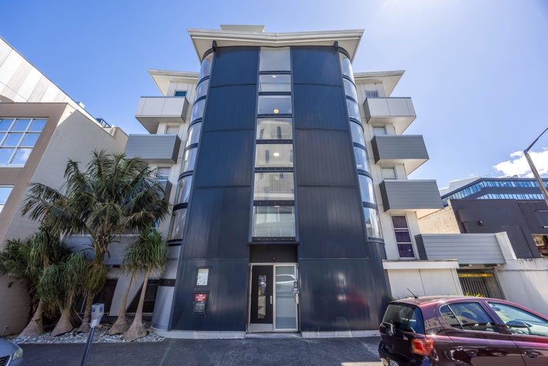 40/8 Clayton Street, Newmarket, Auckland - Carousel 1