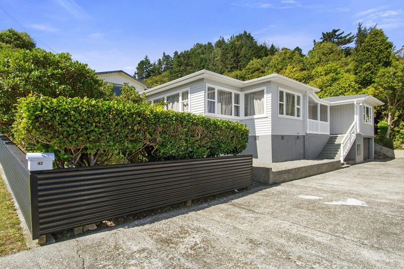 42 Nelson Crescent, Wainuiomata, Lower Hutt - Carousel 1