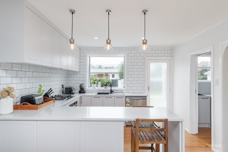 6 Burns Grove, Trentham, Upper Hutt - Carousel 1