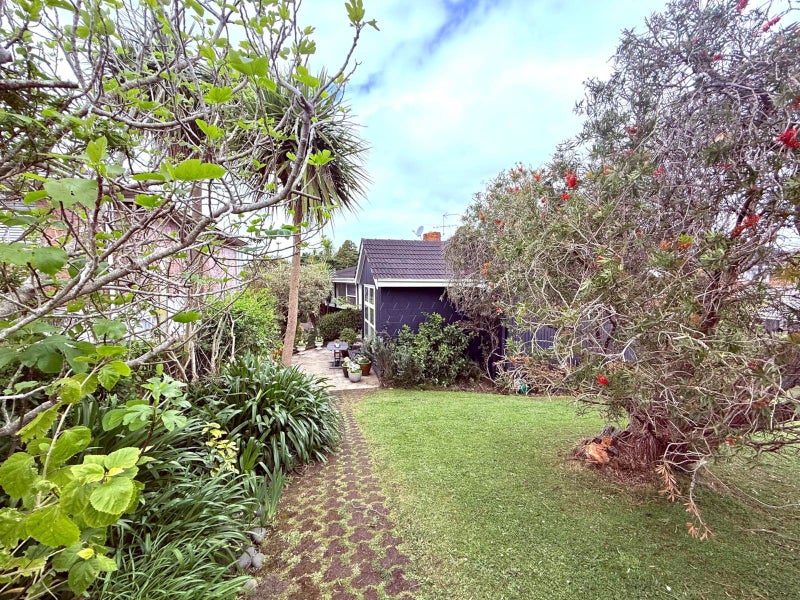 16 Lydia Avenue, Northcote, Auckland - Carousel 1