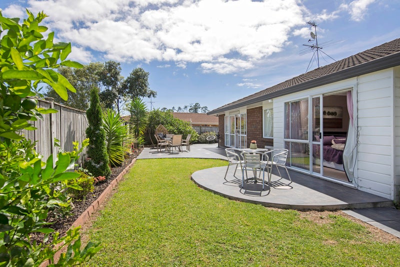 2 Lochend Place, Highland Park, Auckland - Carousel 1