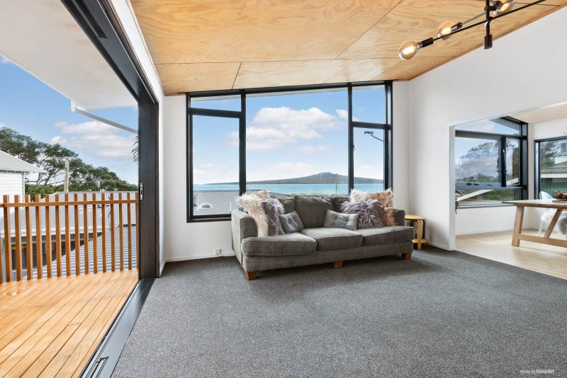 2/7 Old Lake Road, Narrow Neck, Auckland - Carousel 1