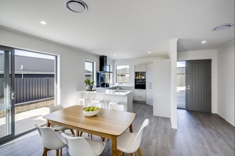 17 Dinneen Close, Frimley, Hastings - Carousel 2