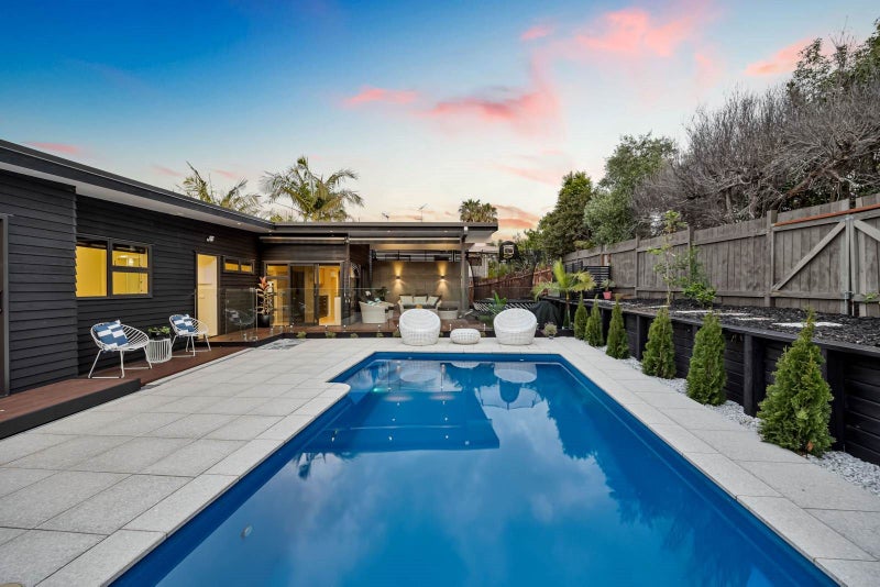 29 Endymion Place, Half Moon Bay, Auckland - Carousel 2