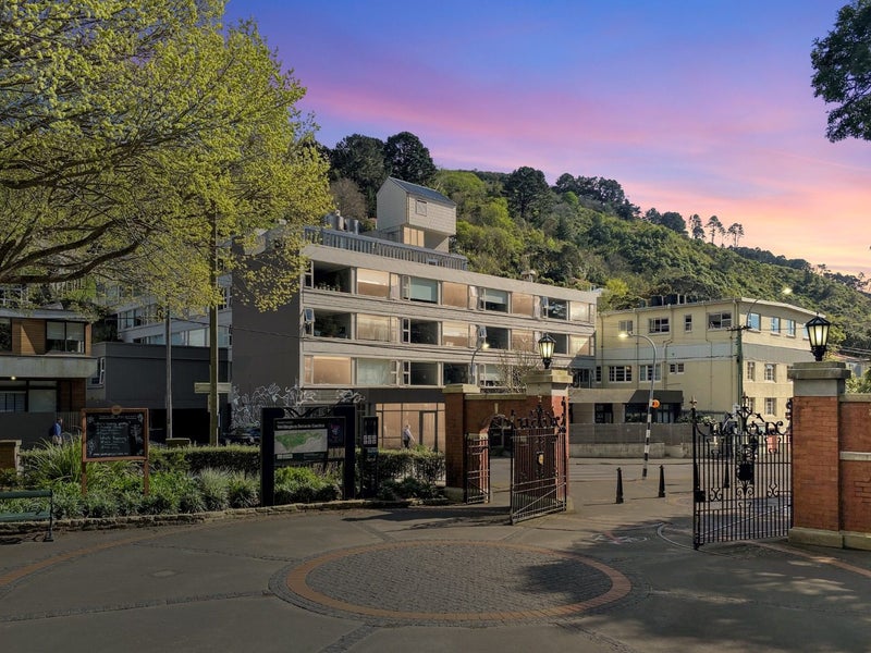 24B Glenmore Street, Thorndon, Wellington - Carousel 1