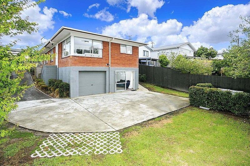 2/2 Lambrown Drive, Totara Vale, Auckland - Carousel 2