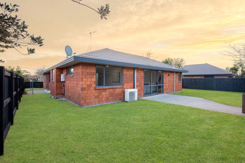 5 Chancery Close, Hamilton East, Hamilton - Carousel 2